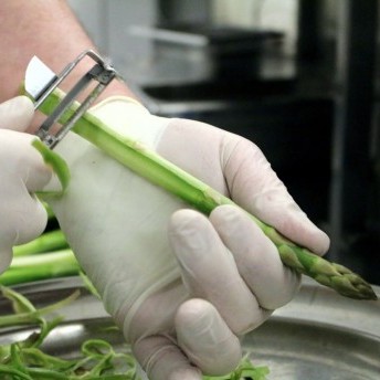 Grünen Spargel schälen und anbraten