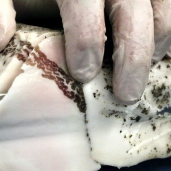 Lardo in dünne Scheiben schneiden