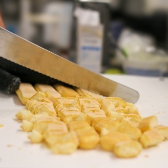 Löffelbiskuit schneiden