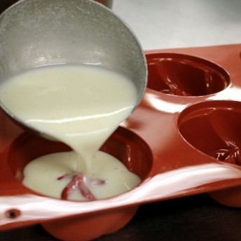 Masse in Förmchen abfüllen