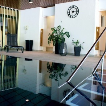 Schwimmbad - Eingang zu den Umkleideräumen