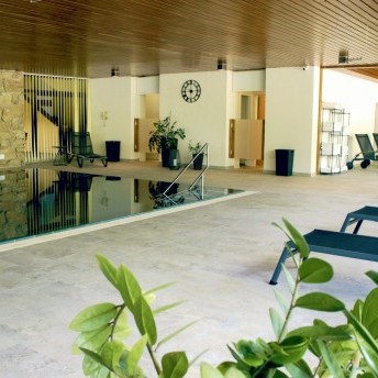 Schwimmbad - Blick vom Eingang Terrasse