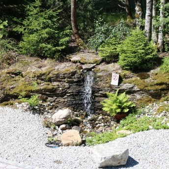 Quelle an der Schwimmbad-Terrasse