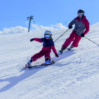 Skifahrer mit Kind