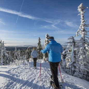 Langläufer auf verschneiten Bergrücken